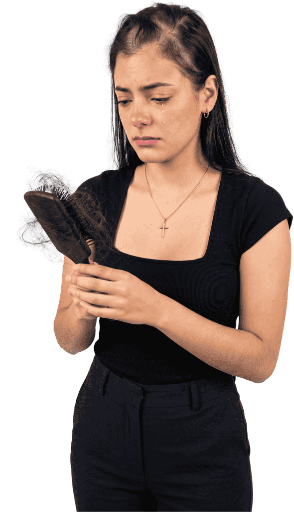Mujer preocupada por pérdida de cabello